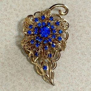 Vintage gold tone blue rhinestone broach unsigned (634)